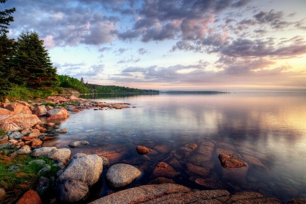 Pierres et nuages au bord du lac