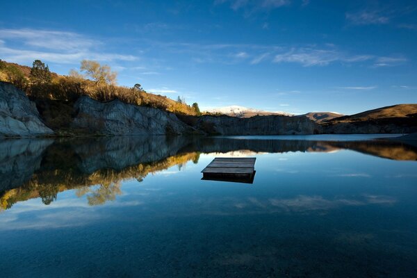 Imagen de aguas cristalinas en el lago contra el fondo de las montañas y el cielo