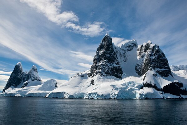 Felsen am Meer, mit Schnee bedeckt