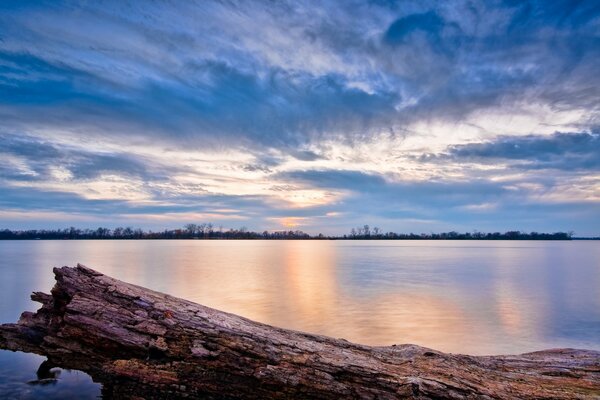 Schöner Sonnenuntergang auf See Hintergrund