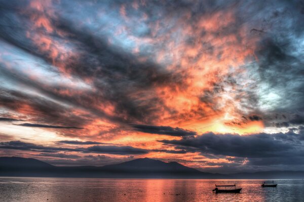 Coucher de soleil sanglant se reflète dans la mer