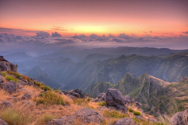 Pentes des montagnes sur fond de nuages