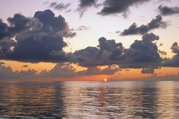 Schöner Sonnenuntergang über dem Wasser