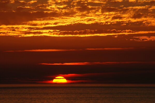 Sangrienta puesta de sol sobre el océano Pacífico