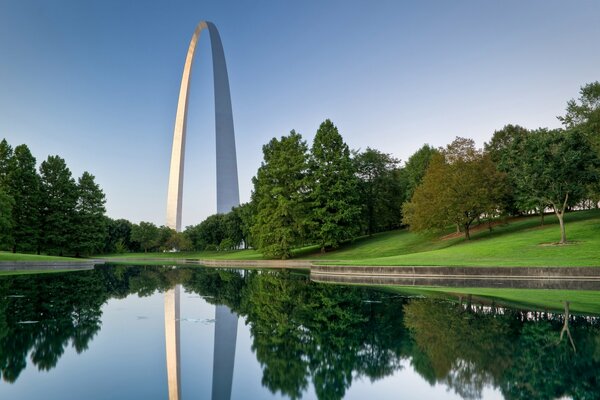 Arco a Seattle su uno stagno, intorno agli alberi