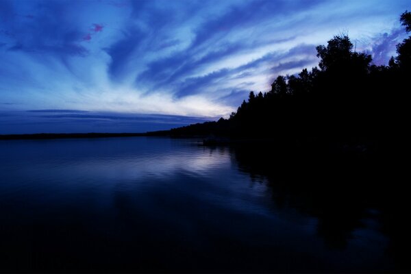 La noche oscura cae sobre el río