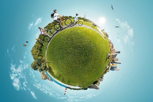 Imagen del planeta tierra en forma de una pequeña bola verde con bosques, edificios urbanos y personas en bicicleta