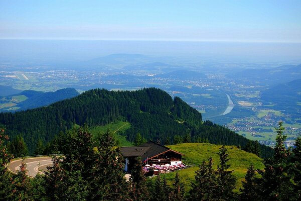 Haus am Stadtrand mit Blick auf die Berge