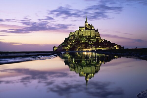 Das Schloss auf dem Berg spiegelt die Lichter des Horizonts wider