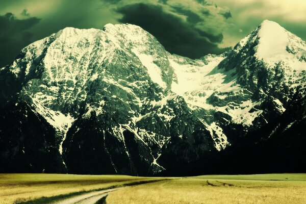 The road to the mountains before a thunderstorm