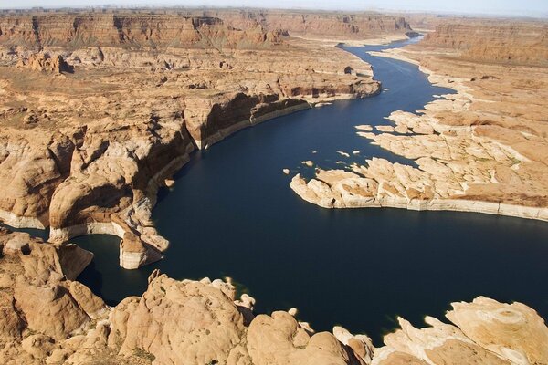 Canyon et rivière. Homme et femme, force et richesse