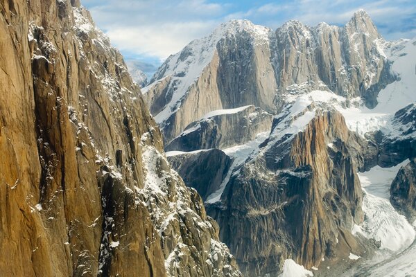 Hohe schneebedeckte Berge vor dem Hintergrund des blauen Himmels