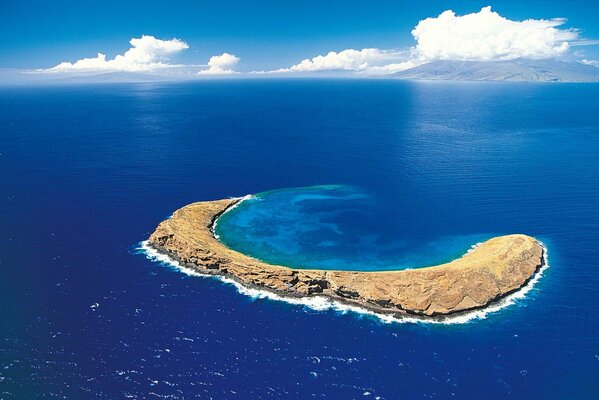 Isola solitaria nel mare blu