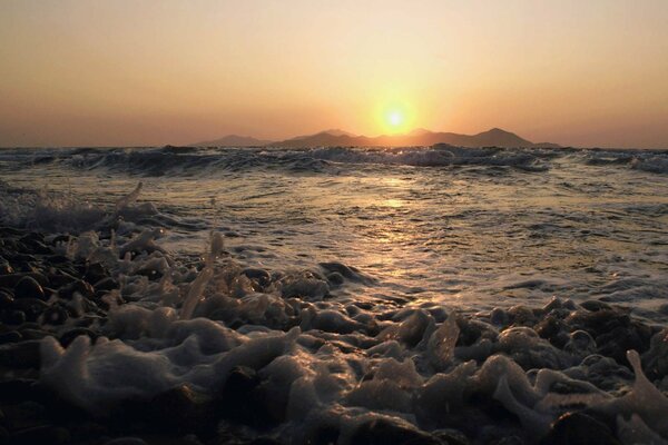 Puesta de sol y olas de surf