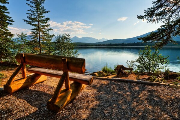 Panchina sul lago ea sullo sfondo del cielo. Canada