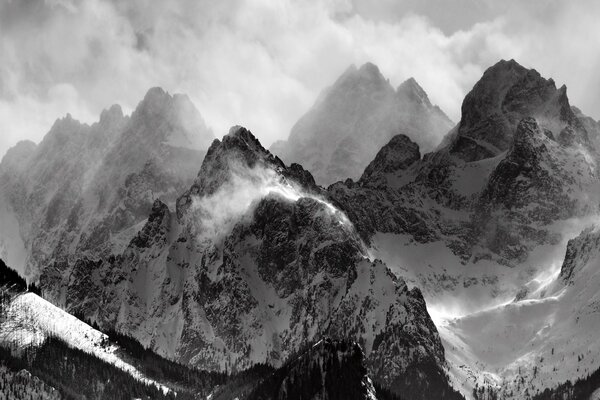 Foto en blanco y negro de montañas cubiertas de nieve