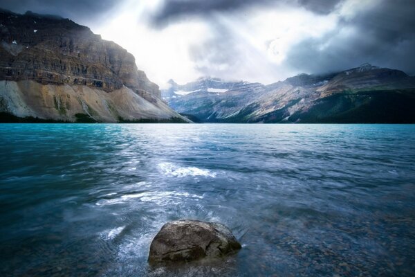 Paysage bleu de l eau avec vue sur les montagnes