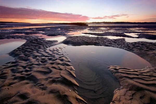 Die sandige Küste des Meeres, die morgendliche Landschaft