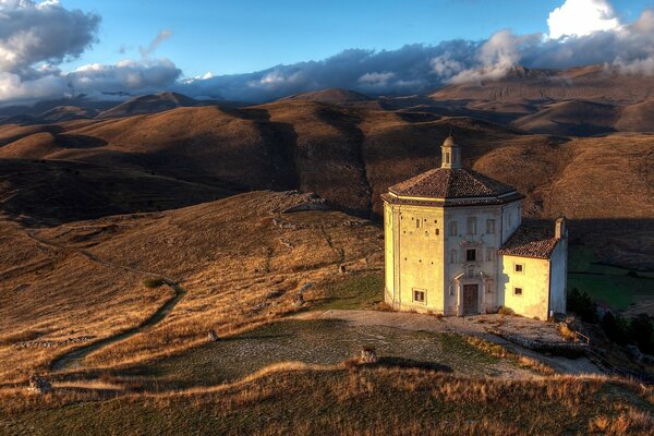 Immagine di una chiesa in piedi su una collina