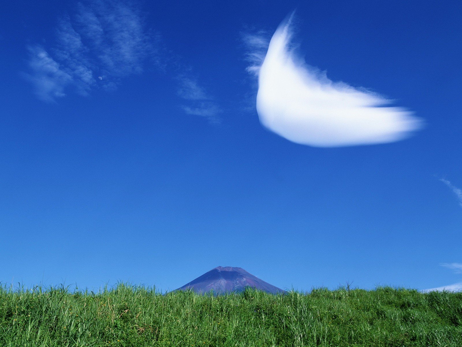 herbe montagne bleu nuages