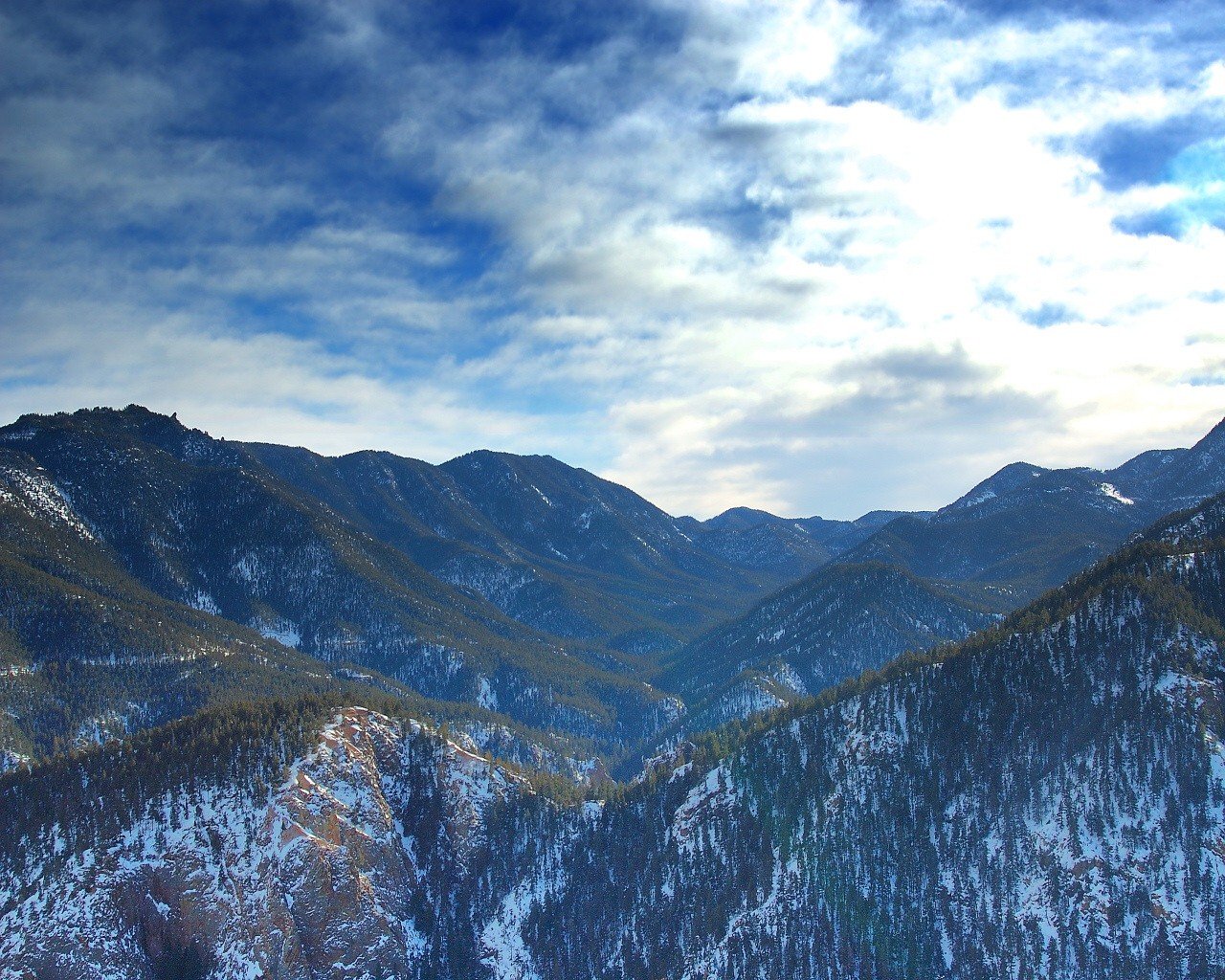 montagnes nuages forêt neige