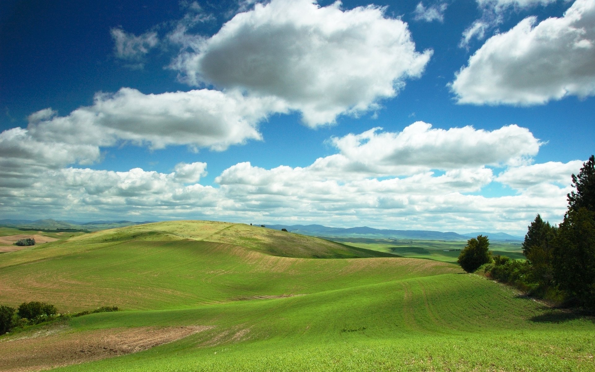 champ nuages collines ciel