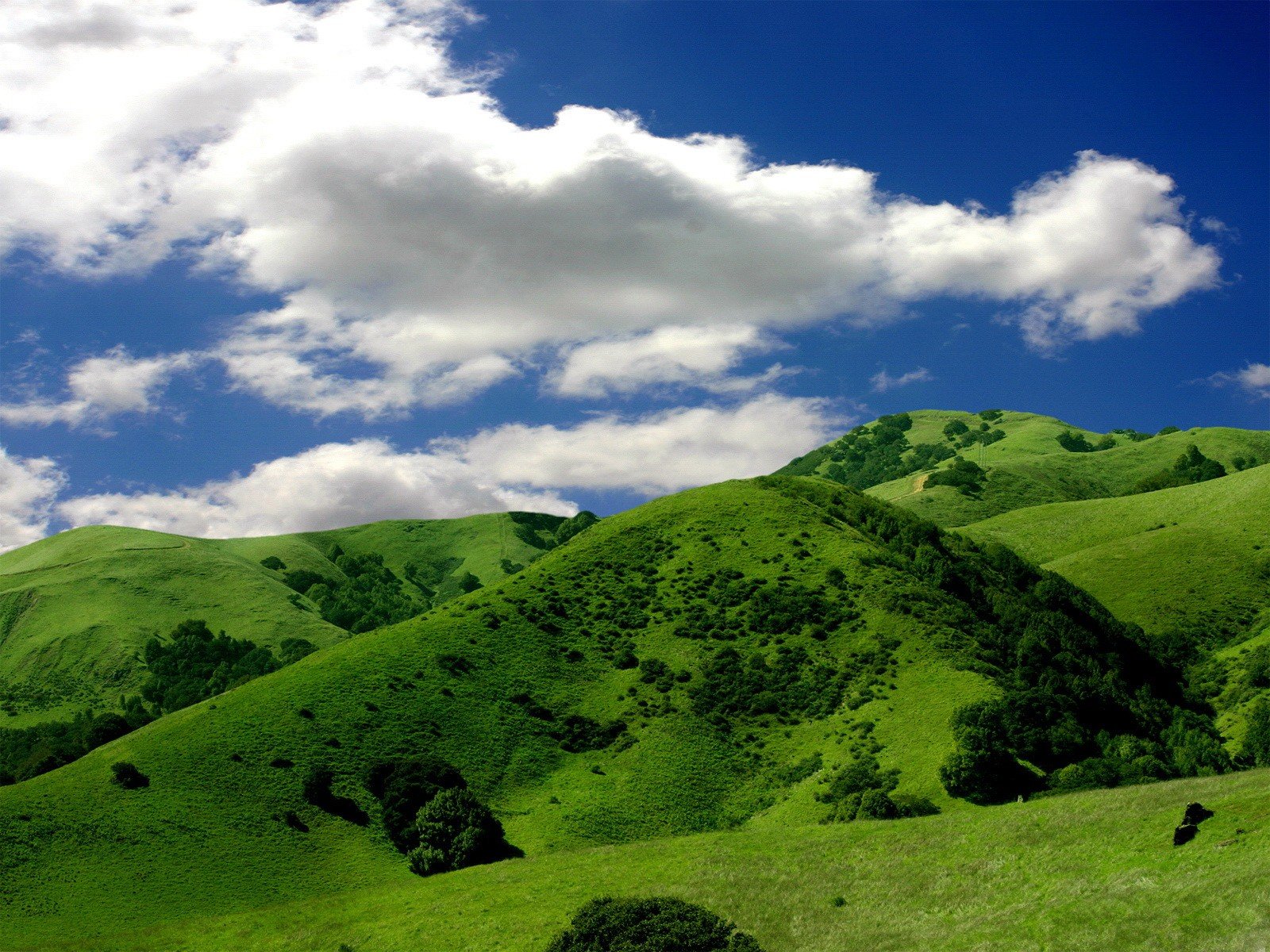 colinas nubes cielo verde