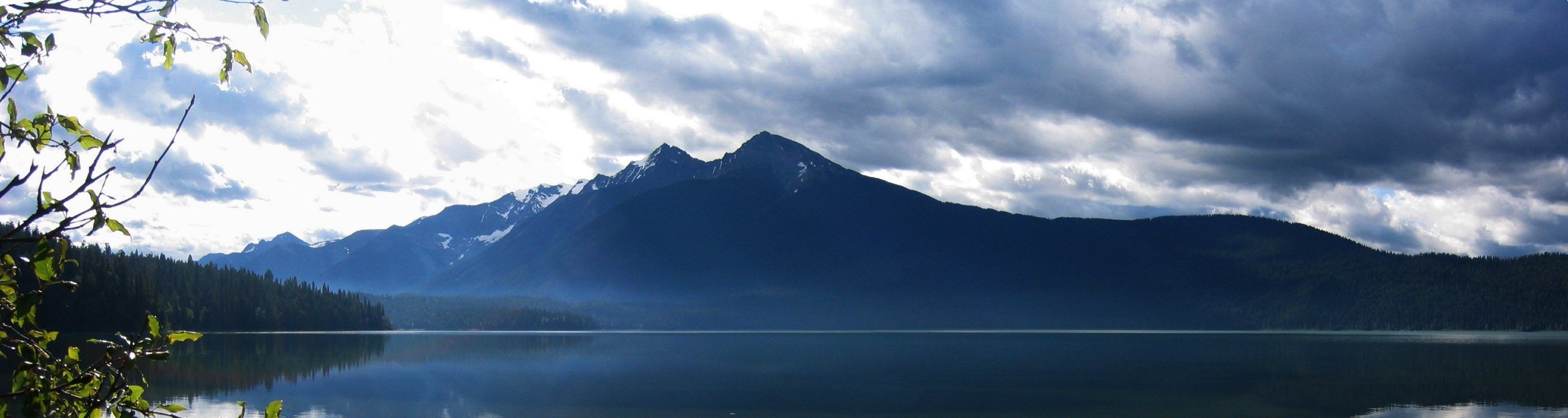 montagnes eau forêt