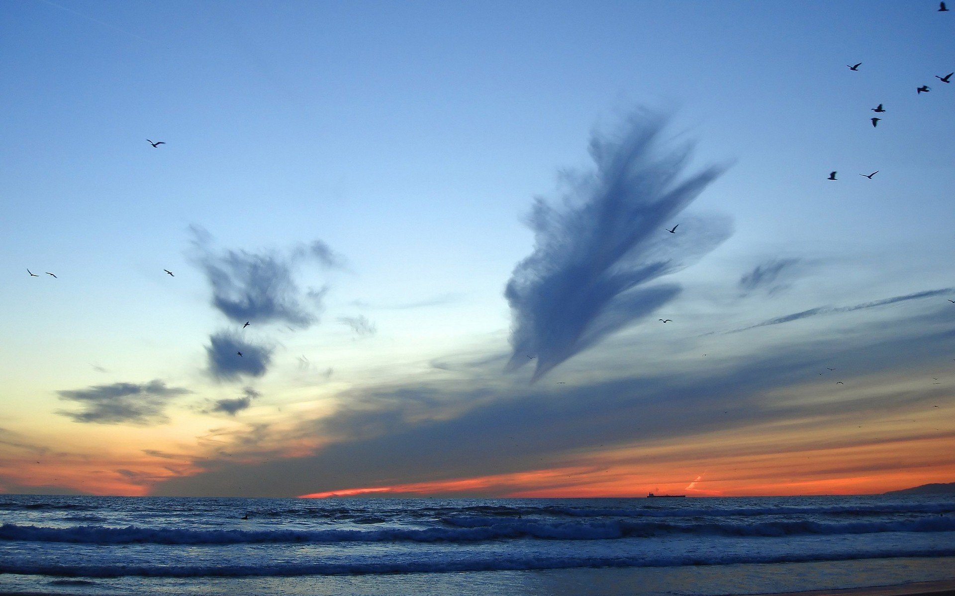 mare onde orizzonte cielo nuvole