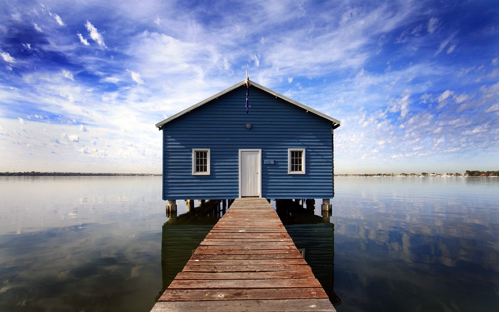 casa agua nubes cielo