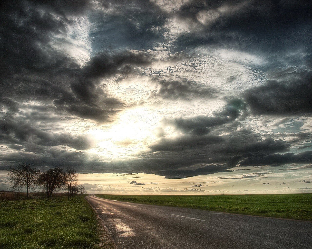 strada campo nuvole sole