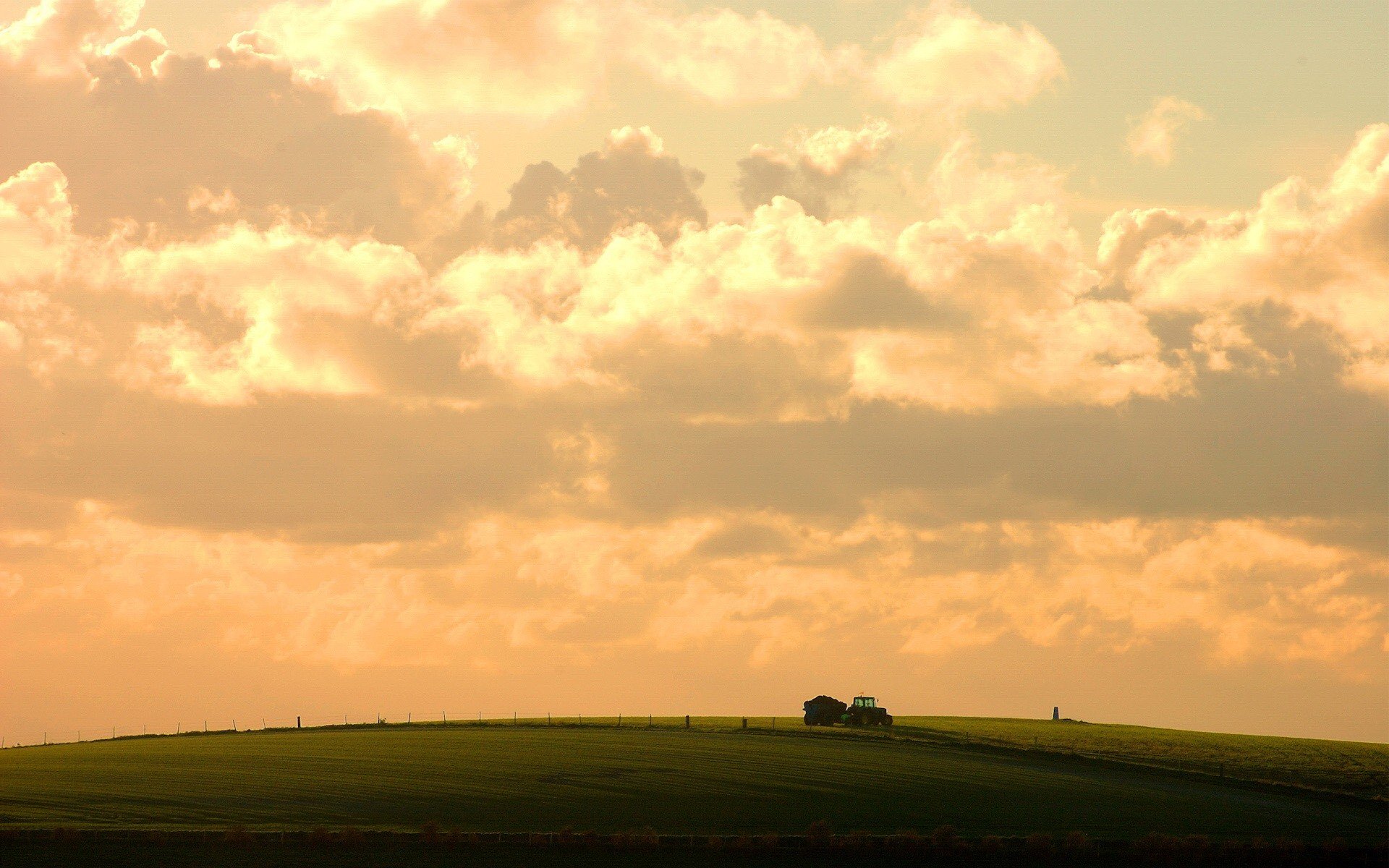 champ tracteur ciel nuages