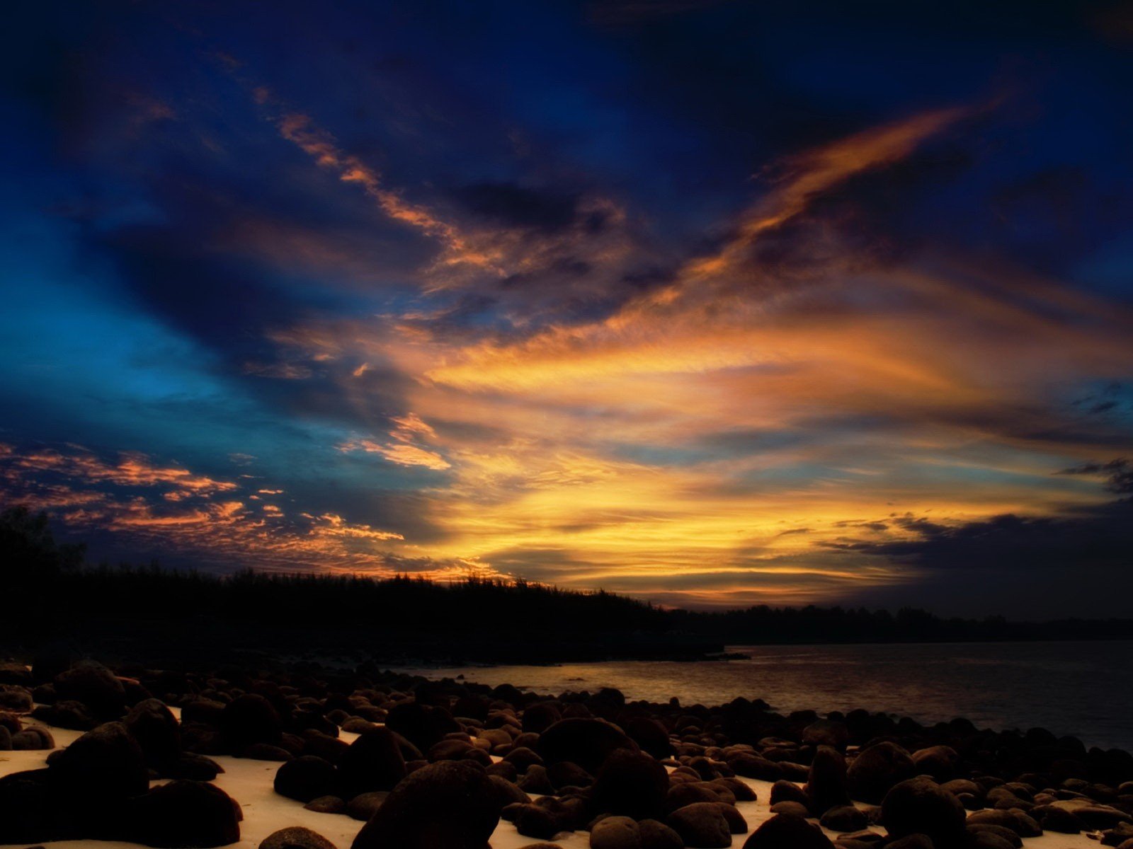 nuages ciel pierres coucher de soleil