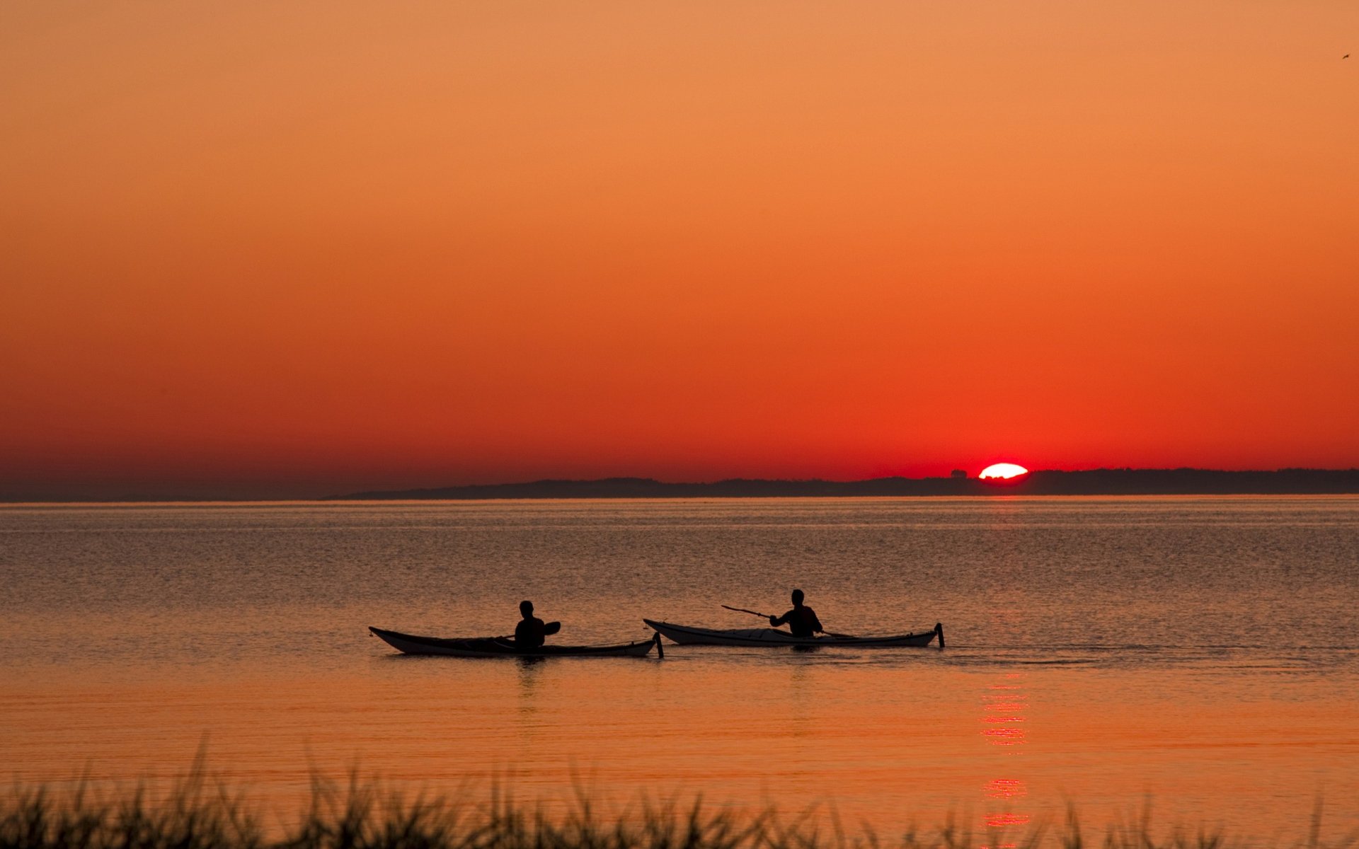 puesta de sol lago barcos