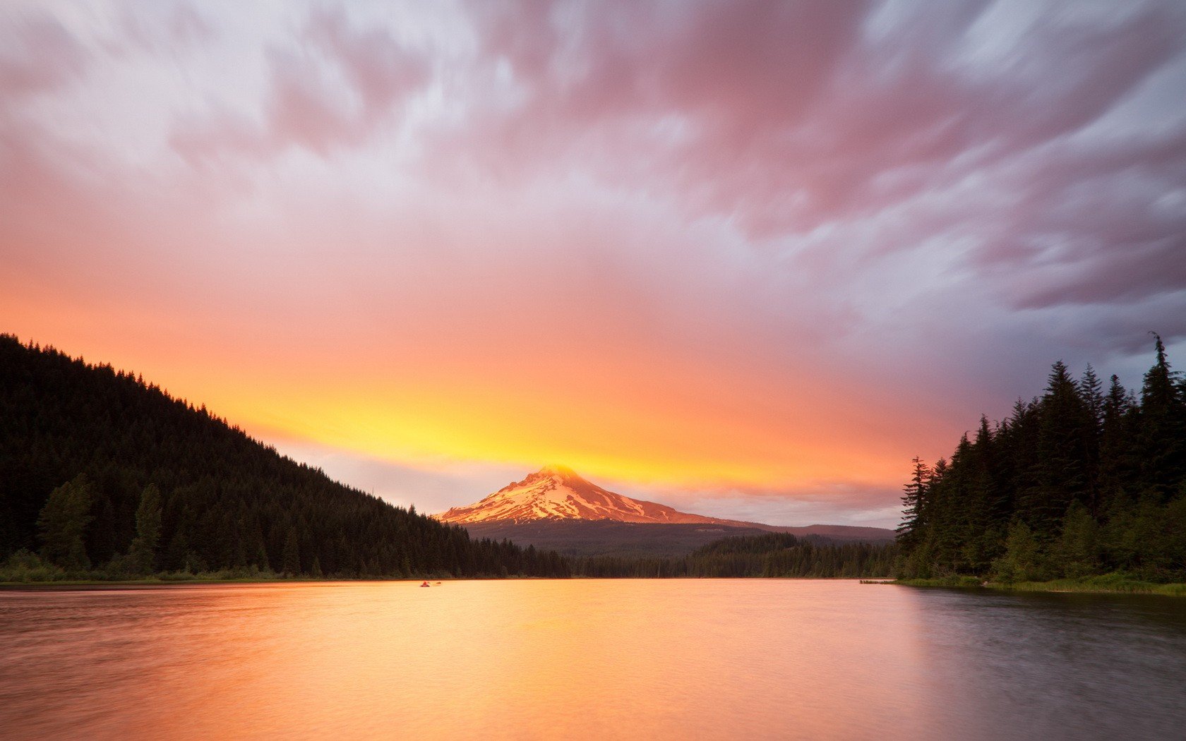 lago montañas puesta de sol nubes