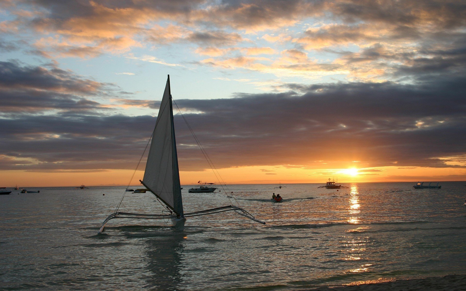 coucher de soleil bateaux eau