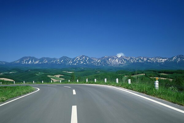 Blauer Himmel. Die Straße, die zu den Hügeln am Horizont führt