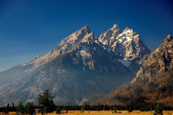 Cime di montagna innevate contro il cielo blu