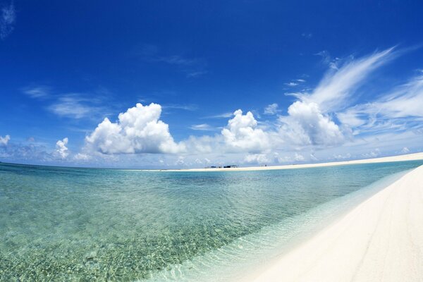 Plage de sable de la mer et le ciel avec des nuages