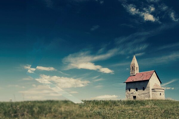 Eine einsame Kirche auf einem grünen Feld