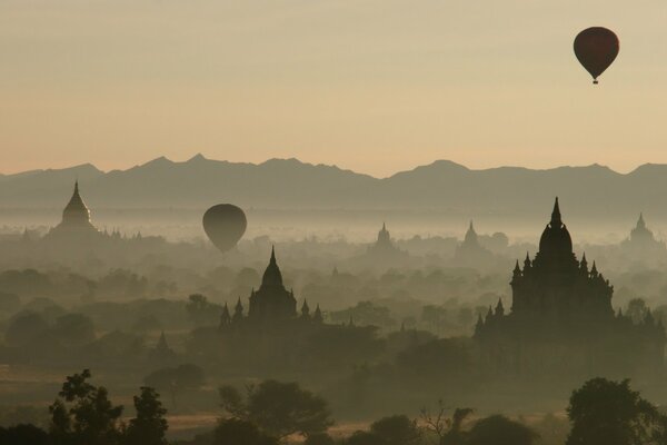 Ballon. Kirchen im Nebel