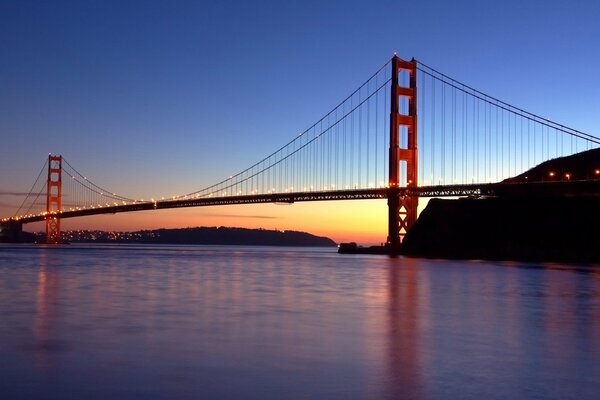 Abendlichter auf einer Brücke in San Francisco