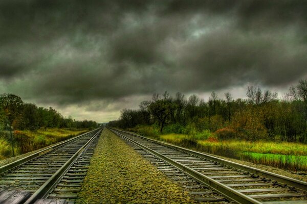 Eisenbahn bei düsterem Wetter