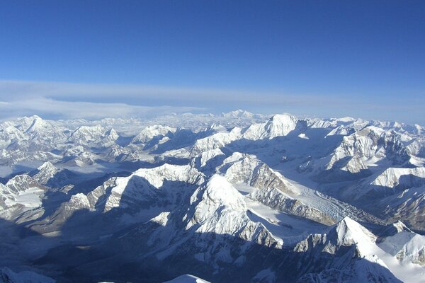 Berge im Schnee und blauer Himmel