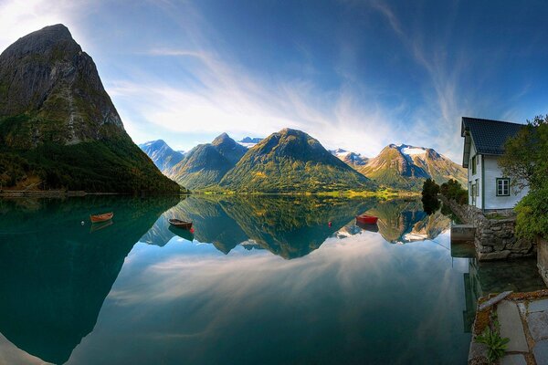 Barcos en un lago de montaña en Noruega