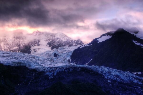 Paisaje invernal de montaña y cielo nublado