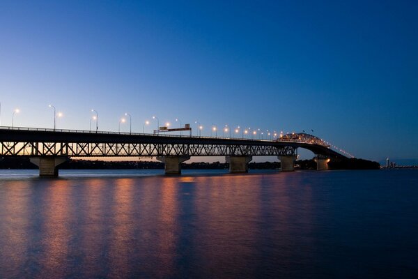 Bella foto del ponte con le luci della sera