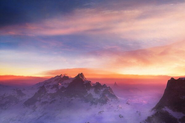 Montañas nevadas en nubes de fuego