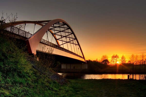 Ponte sul fiume al tramonto