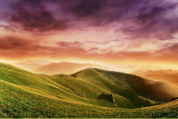 Nuages incroyables sur fond de collines vertes